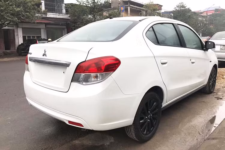 Qua những hình ảnh, có thể thấy mẫu xe giá rẻ Mitsubishi Attrage 2019 tại Việt Nam sở hữu một số nét thiết kế ngoại thất tương tự xe ở thị trường Thái Lan. Theo đó, mẫu sedan cỡ B này được bổ sung lưới tản nhiệt hình lục giác với mắt lưới tổ ong màu đen mới thay vì 3 thanh ngang mạ crôm nằm ngang như ở phiên bản cũ.