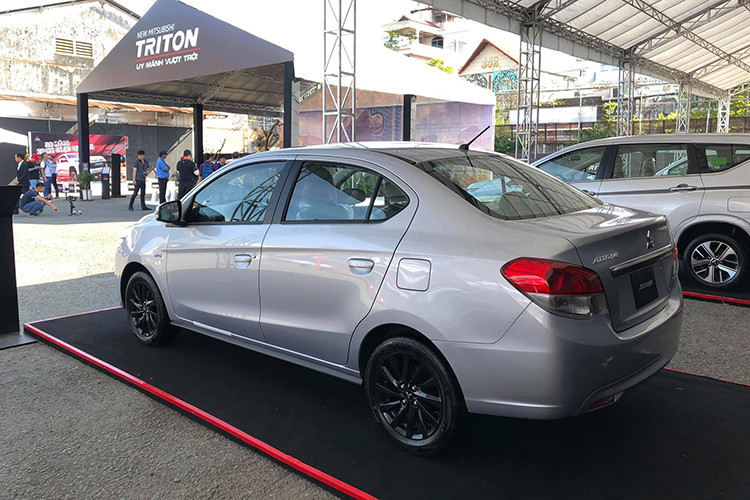 Đáng tiếc là theo tin đồn, mẫu xe Mitsubishi Attrage 2019 tại Việt Nam vẫn dùng động cơ xăng MIVEC 3 xi-lanh, dung tích 1,2 lít, sản sinh công suất tối đa 77 mã lực và mô-men xoắn cực đại là 100 Nm như cũ. Động cơ kết hợp với hộp số sàn 5 cấp hoặc biến thiên vô cấp CVT.