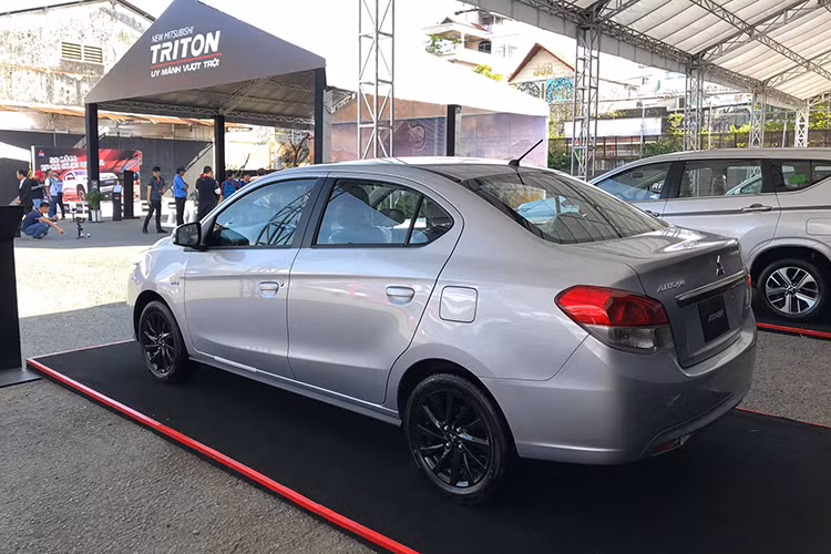 Đáng tiếc là theo tin đồn, mẫu xe Mitsubishi Attrage 2019 tại Việt Nam vẫn dùng động cơ xăng MIVEC 3 xi-lanh, dung tích 1,2 lít, sản sinh công suất tối đa 77 mã lực và mô-men xoắn cực đại là 100 Nm như cũ. Động cơ kết hợp với hộp số sàn 5 cấp hoặc biến thiên vô cấp CVT.