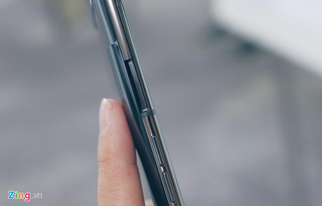 Galaxy A80 có màn hình 6,7 inch, độ phân giải Full HD+, sử dụng tấm nền Super AMOLED. Cấu hình của máy bao gồm chip Snapdragon 730G, RAM 8 GB và bộ nhớ 128 GB. Model này được trang bị cảm biến vân tay dưới màn hình, viên pin 3.700 mAh, tích hợp sạc nhanh 25 W.