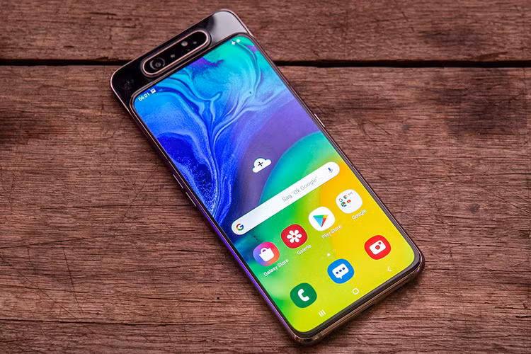 Tuy ra mắt đã một năm và gần hết vòng đời sản phẩm, Mate 20 Pro vẫn được đánh giá cao về chất lượng camera. Oppo R17 Pro sở hữu công nghệ sạc siêu nhanh Super VOOC với công suất 50 W cho phép sạc 0-40 % trong 10 phút, có thế mạnh về camera selfie. Tuy nhiên, cả 2 model này đều có màn hình khuyết và không được tối ưu cho vlogger như Galaxy A80.