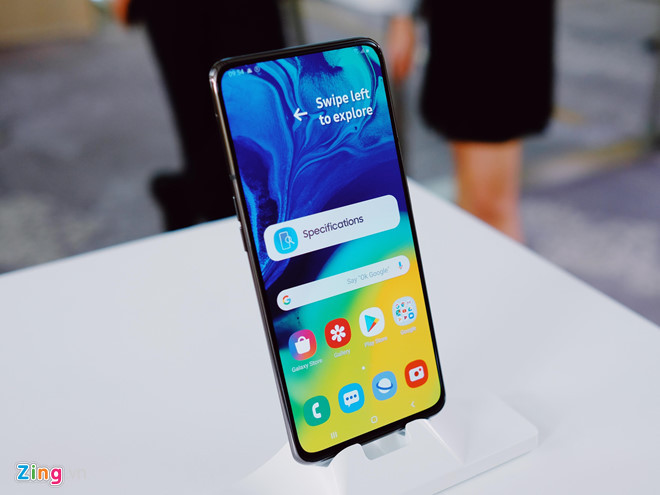 Tại Việt Nam, hãng đã bán ra Galaxy A10, A20, A30, A50, A70 và tiếp theo là A80. Samsung Galaxy A80 mới là chiếc điện thoại đánh dấu sự lột xác của dòng A. Máy được thiết kế với cơ cấu trượt tự động. Khi người dùng sử dụng tính năng selfie, Galaxy A80 sẽ tự động trượt lên và xoay camera sau sang trước.