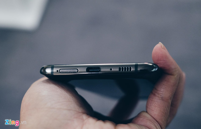 Dự kiến, giá Samsung Galaxy A80 tại Việt Nam bán ra từ ngày 1/8 khoảng 15 triệu đồng. Máy có 2 màu vàng hồng và đen. Trong phân khúc 15 triệu đồng, model này sẽ cạnh tranh với Huawei Mate 20 Pro và Oppo R17 Pro.