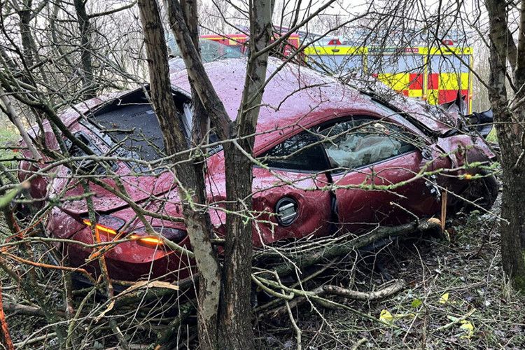 Sieu xe Ferrari Roma bi tai nan nat dau vi dua voi canh sat