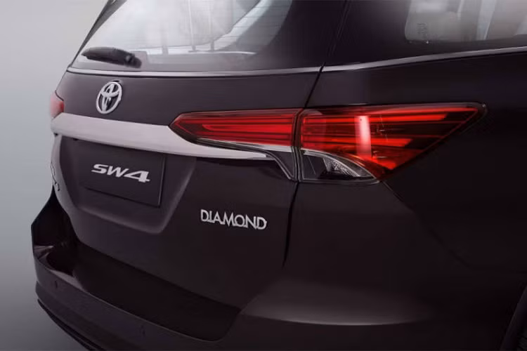 Khu vực ốp quanh đèn sương mù cũng được mạ chrome sáng bóng. Phần thân xe nổi bật và sang trọng hơn mâm xe hợp kim 18 inch Luxury thiết kế mới. Đuôi xe có thêm logo “Diamond” nằm ngay dưới cụm đèn hậu.