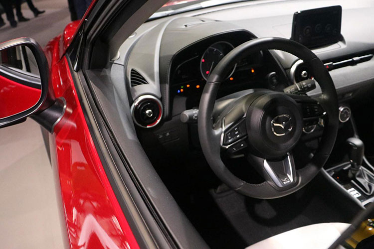 Bên trong, CX-3 2019 đã loại bỏ phanh tay cơ và thay thế bằng phanh tay điện tử, việc loại bỏ phanh tay cơ giúp xe có thêm không gian và Mazda đã bố trí bệ tỳ tay lớn hơn, hàng ghế phía trước rộng hơn và thoải mái hơn khi ghế sử dụng vật liệu bọt Urethane giúp hấp thụ rung động.