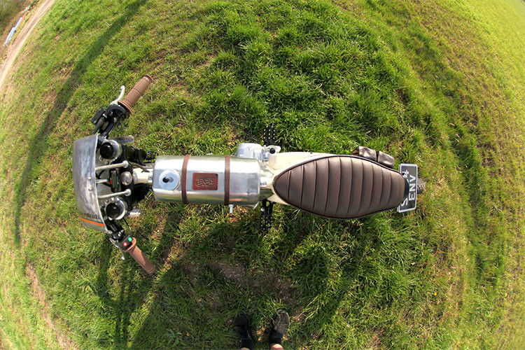 Mọi chi tiết trên xe Honda Cub độ này đều được chính tay Pip Davidson làm thủ công, dàn áo theo phong cách xe đua được gò bằng búa, làm từ tấm nhôm 1.6 mm 1050AH14. Các tấm ốp hai bên được cố định trực tiếp vào động cơ bằng bu-lông, một bình nhiên liệu được gắn bên trên.