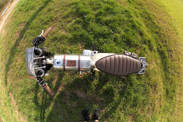 Mọi chi tiết trên xe Honda Cub độ này đều được chính tay Pip Davidson làm thủ công, dàn áo theo phong cách xe đua được gò bằng búa, làm từ tấm nhôm 1.6 mm 1050AH14. Các tấm ốp hai bên được cố định trực tiếp vào động cơ bằng bu-lông, một bình nhiên liệu được gắn bên trên.