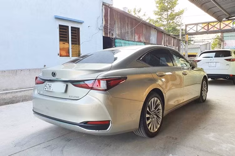 Lexus ES 250 trang bị động cơ xăng 4 xi lanh thẳng hàng 2.5L, công nghệ phun xăng trực tiếp 4 kỳ, kết hợp hộp số tự động 8 cấp sản sinh công suất cực đại 204 mã lực tại 6.600 vòng/phút và mô men xoắn cực đại 243 Nm tại 4.000 – 5.000 vòng/phút. Hệ thống treo trước Macpherson được tinh chỉnh nhằm nâng cao độ ổn định và cảm giác lái, đặc biệt giúp cải thiện sự ổn định trên cung đường thẳng. 