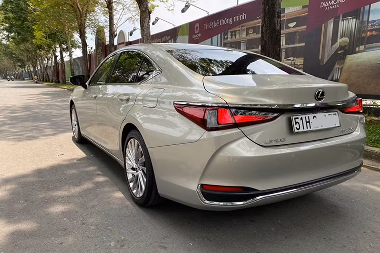 Hiện tại giá xe Lexus ES 250 2020 được niêm yết ở mức 2,54 tỷ đồng, tuy vậy nếu muốn xe lăn bánh ở TP HCM thì chủ nhân sẽ phải bỏ ra thêm khoảng 300 triệu nữa để đóng phí trước bạ cũng như hoàn thành các chi phí khác. Do đó, có thể nói chủ xe đã phải lỗ mất chi phí này chỉ sau 3 tháng sử dụng xe. Chủ mới nếu muốn mua lại chiếc xe này sẽ bỏ ra thêm 2% phí trước bạ, tương đương khoảng 50 triệu đồng để sang tên.