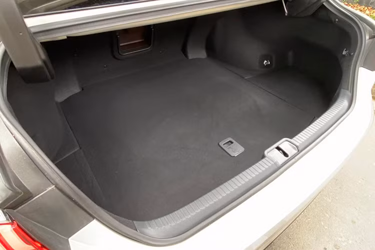 Thuộc thế hệ mới nhất, ES 250 2020 được phát triển dựa trên khung gầm toàn cầu GA-K của thương hiệu xe sang Nhật Bản. Thiết kế tổng thể nội/ ngoại thất không có gì thay đổi so với phiên bản 2019. Bên cạnh đó, đèn xi-nhan dạng LED có thiết kế mới, màn hình giải trí trung tâm được bổ sung kết nối Apple CarPlay và Android Auto.