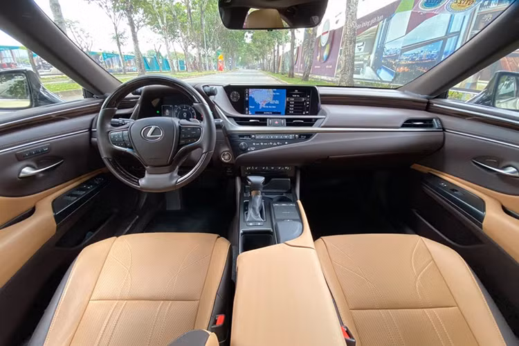 Khoang nội thất của Lexus ES 250 bản nâng cấp 2020 không thật sự nổi bật so với các đối thủ cùng phân khúc. Nhưng là mẫu xe được thiết kế nhằm đem lại sự thoải mái hàng đầu cho người sử dụng, ES 250 mới luôn ưu tiên sử dụng những chất liệu thân thiện với con người như da cao cấp và gỗ tự nhiên để bọc ghế ngồi, vô-lăng, táp lô,…