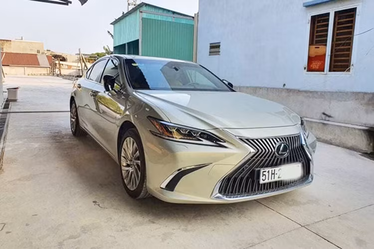 Lexus ES 250 2020 mới chính hãng hiện có giá bán 2,54 tỷ đồng, tăng 41 triệu đồng so với phiên bản cũ. Giá bán của mẫu xe Nhật Bản nằm giữa so với dải sản phẩm Mercedes-Benz E-Class (giá 2,13 – 2,833 tỷ đồng tùy phiên bản), BMW 5-Series (giá 2,389 – 3,069 tỉ đồng tùy phiên bản).