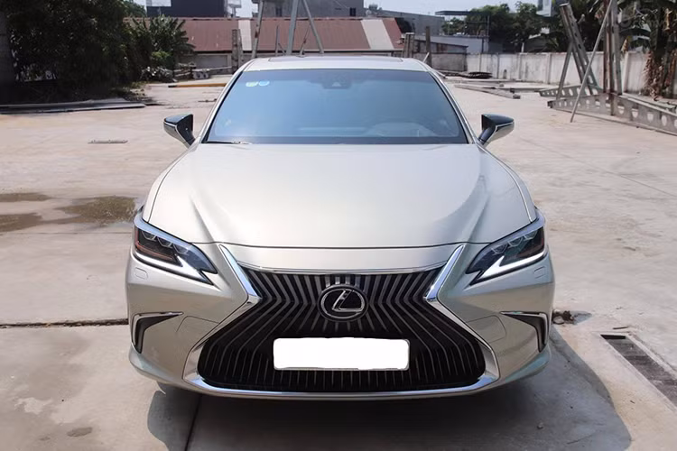 Mẫu sedan hạng sang Lexus ES 250 gây ấn tượng với lưới tản nhiệt hình con suốt lớn, kết hợp nắp ca-pô được hạ thấp. Chi tiết mạ satin là điểm nhấn được lặp lại ở cả hai góc cản trước. Đuôi xe được thiết kế với đèn hậu LED bao quanh góc đuôi xe, cụm bóng đèn hình chữ L ba chiều.