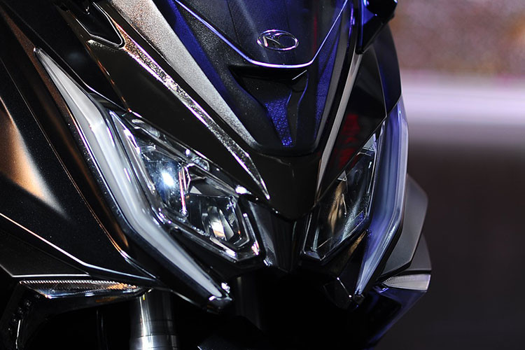 Cụm đèn trước sau của AK 550 đều sử dụng LED. Đặc biệt, dải đèn định vị ban ngày DRL đi viền 2 bên tạo cảm giác gương mặt của AK 550 trông giống một chiếc môtô phân khối lớn "khủng" chứ không phải xe tay ga.