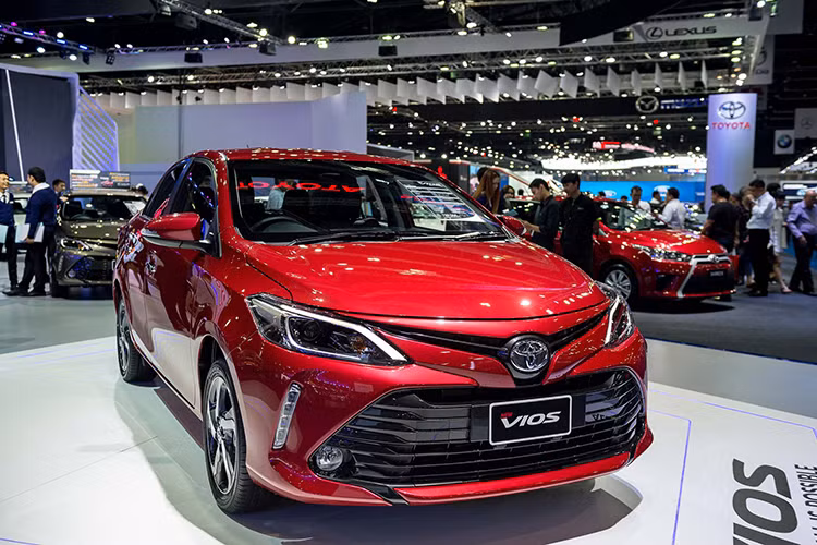Toyota Vios 2017 tại thị trường Thái Lan có 4 phiên bản J, E, G và S. Xe sẽ bán chính thức được bán ra vào tháng 1/2018 với mức giá cho bản tiêu chuẩn từ 609.000 bath (khoảng 425 triệu đồng). Riêng phiên bản Vios S cao nhất, mức giá đề xuất là 789.000 bath (khoảng 550 triệu đồng).