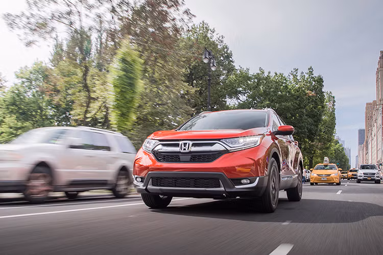 Theo thử nghiệm và đánh giá thực tế của Motor Trend, chiếc Honda CR-V có thể đạt mức tiêu hao nhiên liệu 10.55 L/100km trên đường cao tốc.