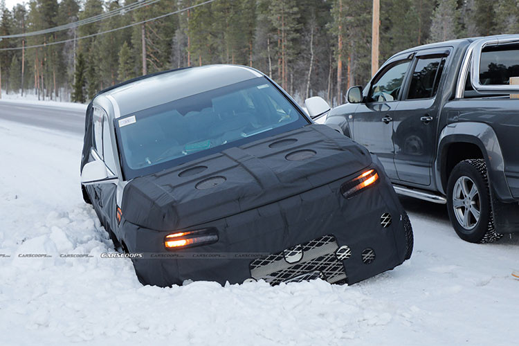 Dù giá xe Genesis GV90 2026 chưa được công bố chính thức, nhưng theo định vị và trang bị, giới chuyên môn dự đoán GV90 có thể dao động từ 2,5 đến 3,5 tỷ đồng, tùy cấu hình. Nếu được phân phối chính hãng, mẫu xe này hoàn toàn có khả năng làm khuynh đảo thị trường SUV điện hạng sang tại Việt Nam trong tương lai. 