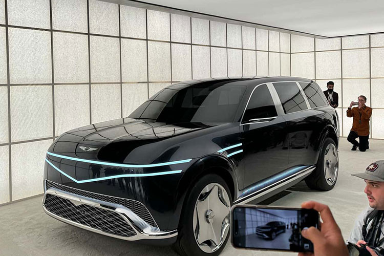 Xe có chiều dài vượt ngưỡng 5 mét, không ngần ngại phô diễn sự bề thế. Phía trước nổi bật với cụm đèn LED xếp tầng đặc trưng cùng mặt ca-lăng dạng “huy hiệu”, đi kèm các đường viền sáng chạy dài đến tận thân xe.