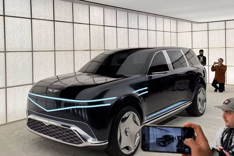 Xe có chiều dài vượt ngưỡng 5 mét, không ngần ngại phô diễn sự bề thế. Phía trước nổi bật với cụm đèn LED xếp tầng đặc trưng cùng mặt ca-lăng dạng “huy hiệu”, đi kèm các đường viền sáng chạy dài đến tận thân xe.