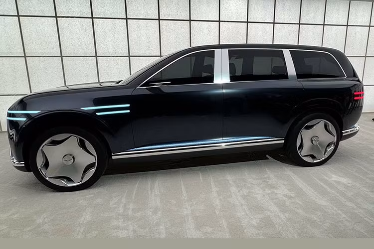 Mẫu xe SUV điện Genesis GV90 từng được giới thiệu dưới dạng concept Neolun tại Triển lãm Ô tô Quốc tế New York 2024. Khác với nhiều mẫu concept bị “hạ cấp” khi bước vào sản xuất, GV90 thương mại giữ lại gần như nguyên bản thiết kế ban đầu.