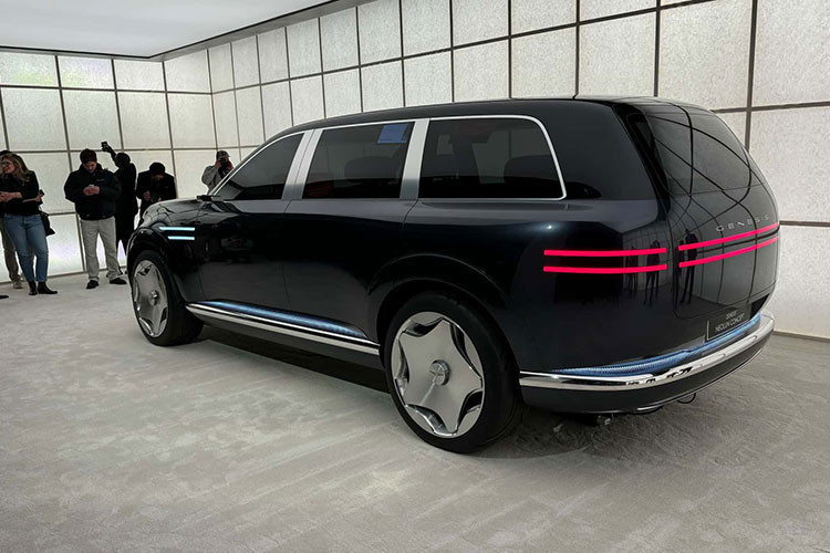 Cản dưới và viền hông được tô điểm bằng các chi tiết chrome cao cấp, trong khi phần đuôi xe duy trì thiết kế đèn hậu hai tầng đồng bộ với phần đầu. GV90 cũng được cho là sẽ có phiên bản trang bị cửa mở kiểu Rolls-Royce (coach door), nâng tầm đẳng cấp cho mẫu SUV cỡ lớn này. 