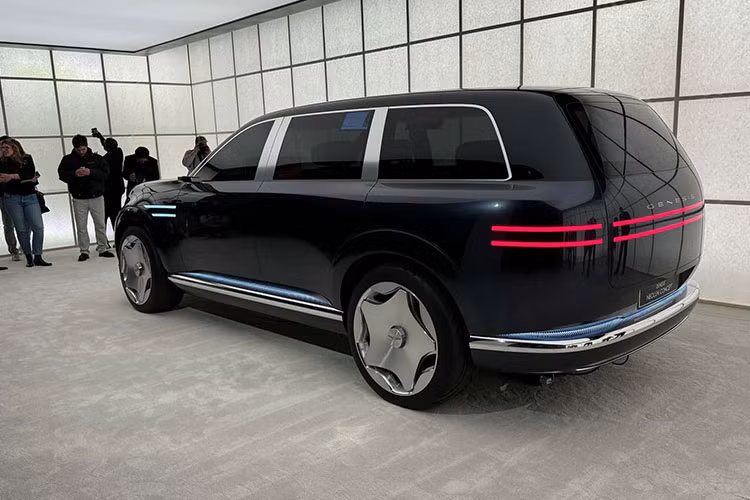 Cản dưới và viền hông được tô điểm bằng các chi tiết chrome cao cấp, trong khi phần đuôi xe duy trì thiết kế đèn hậu hai tầng đồng bộ với phần đầu. GV90 cũng được cho là sẽ có phiên bản trang bị cửa mở kiểu Rolls-Royce (coach door), nâng tầm đẳng cấp cho mẫu SUV cỡ lớn này. 