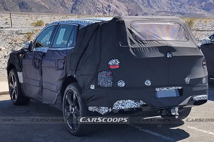 Ban đầu, GV90 dự kiến ra mắt trong năm 2025. Tuy nhiên, theo một số nguồn tin từ Hàn Quốc, lịch trình đã lùi sang cuối năm 2026. Xe sẽ được sản xuất tại nhà máy EV chuyên biệt của Hyundai đặt tại Ulsan.