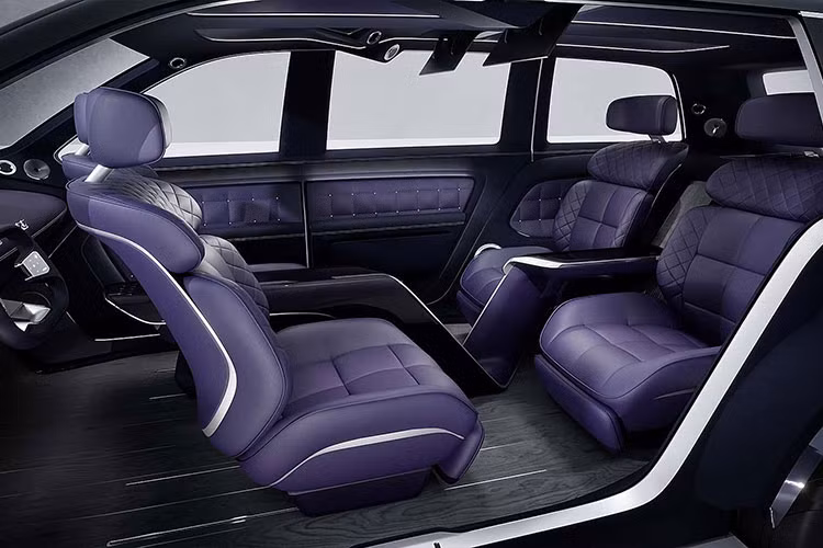 Ban đầu, Genesis GV90 được dự đoán sử dụng nền tảng E-GMP dùng chung với Ioniq 5 và Kia EV9. Tuy nhiên, các báo cáo gần đây cho thấy Genesis đang phát triển một nền tảng độc quyền mới mang tên eM. Cấu trúc này hỗ trợ điện áp 800V, cho phép xe sạc từ 10% đến 80% chỉ trong khoảng 20 phút khi dùng sạc nhanh DC 350 kW.