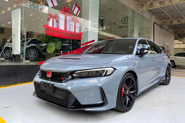 Nguyên nhân khiến mẫu xe nhà Suzuki luôn bền bỉ trong top bán chậm là do thiếu tính cạnh tranh so với các đối thủ cùng nhóm, từ thiết kế cho đến trang bị gần như chưa đáp ứng được nhu cầu người dùng. Với Civic Type R, giá bán cao (2,399 tỷ đồng) cùng mục tiêu khách hàng hướng tới là giới chơi xe thể thao nên cũng bị hạn chế về doanh số.