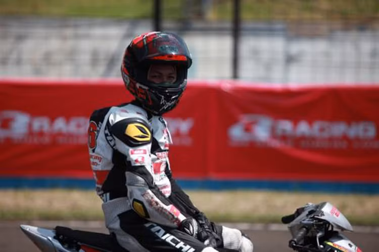 Các tay đua Việt Nam đã thay đổi hoàn toàn những kỹ năng chạy xe quen thuộc trong nước để thi đấu ở sân đua quốc tế.. ở chặng 4 tại Indonesia này, thời tiết nóng ẩm cao và điều kiện mặt đường rất xấu cũng là trở ngại lớn với 2 tay đua Việt Nam vốn chưa được trải nghiệm nhiều.