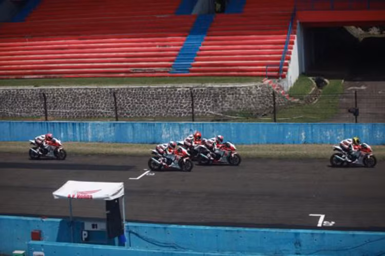 Trong ngày thi đấu chính thức, ở vòng đua đầu tiên - trong 3 lượt thi đấu đầu tiên, tay đua Bùi Duy Thông luôn giữ vị trí ở thứ 13. Tuy nhiên, ở lượt thứ 4, do tránh tay đua phía trước bị ngã, Thông phanh gấp và xe bị trượt bánh sau, bị ngã khỏi đường đua.