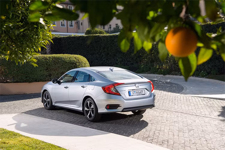 Tuy nhiên, khác với phiên bản chạy xăng ở một số thị trường. Tại Châu Âu hãng xe Nhật Bản đã phát triển riêng dòng động cơ dầu i-DTEC trên Civic 2018 cho thị trường này, vì đây là loại nhiên liệu phổ biến.