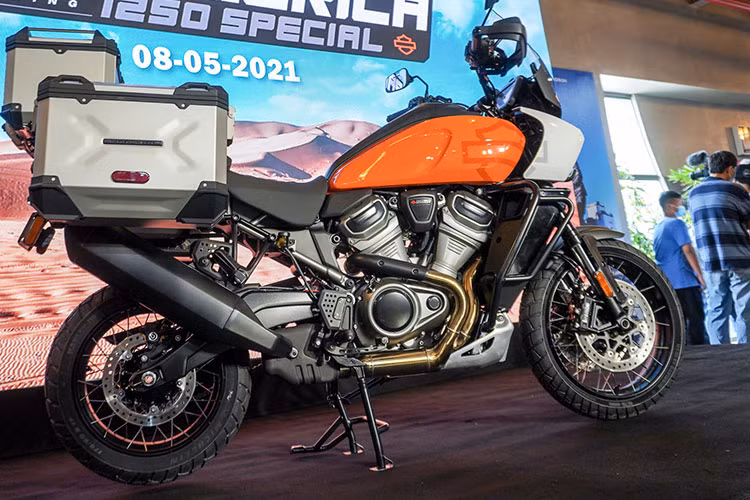 Ngoài ra phiên bản đặc biệt còn được trang bị sẵn cặp vành căm 19/17inch đi kèm với lốp không săm địa hình của Michelin trong khi bản tiêu chuẩn sử dụng vành đúc 5 chấu kép 19/17inch. Hệ thống phanh của Pan America sử dụng của thương hiệu Brembo gồm hai đĩa trước 320mm đi kèm heo 4 piston và đĩa đơn 280mm phía sau kết hợp heo 1 piston.