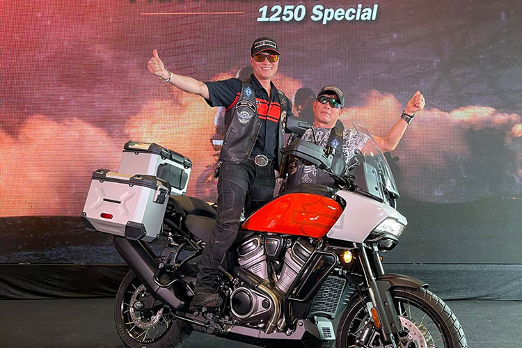 Khối lượng ướt của mẫu adventure Pan America nhà Harley-Davidson là 245 kg cho bản Standard và 258 kg cho bản Special. Bình xăng dung tích 20 lít mang hơi hướng thiết kế theo phong cách cruiser, tuy nhiên hai bên bình xăng được làm lõm xuống giúp người điều khiển có thể kẹp hai chân vào một cách chắc chắn hơn. 