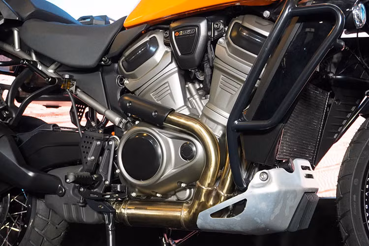 Điểm đáng chú ý ở phiên bản đặc biệt sẽ được trang bị hệ thống treo bán điện tử có thể tự động điều chỉnh chiều cao yên từ 890 xuống 840mm mỗi khi dừng xe. Bên cạnh đó hệ thống treo này có thể tự điều chỉnh theo cân nặng của người lái và can thiệp vào tốc độ nén/hồi của giảm xóc.