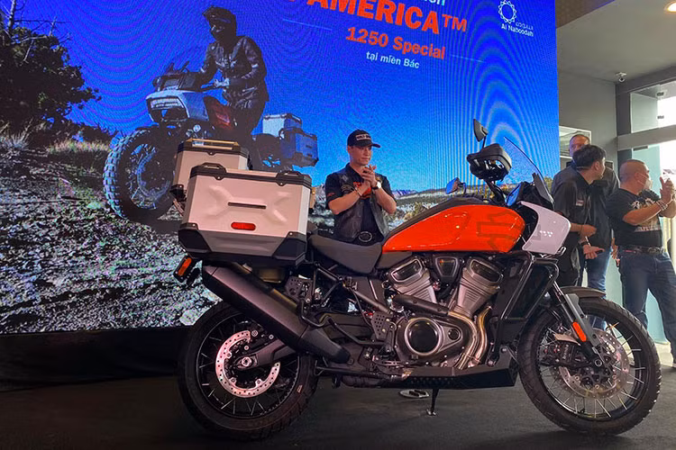 Harley-Davidson Pan America hoàn toàn mới là mẫu môtô phân khối lớn thuộc phân khúc Adventure đầu tiên của thương hiệu xe 2 bánh đình đám Mỹ. Pan America sở hữu tổng thể ngoại hình đồ sộ và to lớn, đây là một trong những đặc trưng của các mẫu xe tới từ thương hiệu Harley. Cụ thể, xe có chiều dài 2.265 mm, khoảng sáng gầm 175 mm, chiều dài cơ sở 1.580 mm.