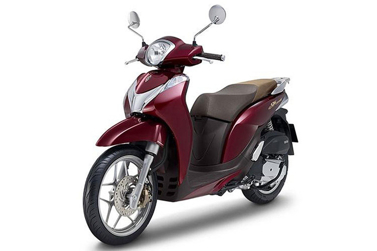 Với định hướng nhắm tới đối tượng khách hàng là nữ giới, mới đây mẫu xe ga Honda SH Mode 125 đã được Honda Việt Nam bổ sung màu sắc mới cho phiên bản trang bị phanh CBS. Khác với 2 màu trắng ngà và xanh lam được bổ sung trong phiên bản ra mắt hồi tháng 12/2018, màu đỏ nâu đậm mới này sẽ giúp xe có phần “sang” hơn.