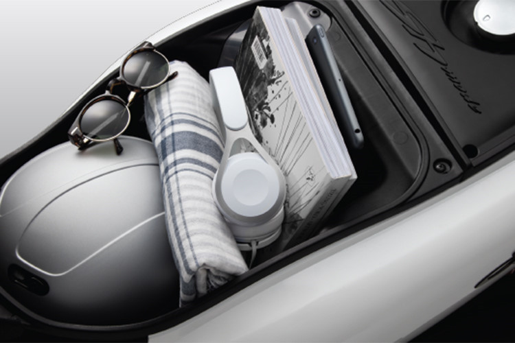 Đáng chú ý nhất chính là hệ thống ABS bao gồm bốn bộ phận chính là cảm biến, bộ điều khiển, bơm thủy lực và các van điều chỉnh lực phanh. ABS hoạt động hiệu quả khi người lái bóp phanh trước, giúp ổn định tư thế của xe bằng cách chống khóa cứng bánh xe, đặc biệt trong điều kiện đường trơn ướt hay gồ ghề.