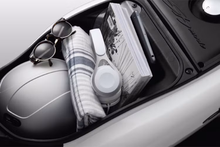 Đáng chú ý nhất chính là hệ thống ABS bao gồm bốn bộ phận chính là cảm biến, bộ điều khiển, bơm thủy lực và các van điều chỉnh lực phanh. ABS hoạt động hiệu quả khi người lái bóp phanh trước, giúp ổn định tư thế của xe bằng cách chống khóa cứng bánh xe, đặc biệt trong điều kiện đường trơn ướt hay gồ ghề.