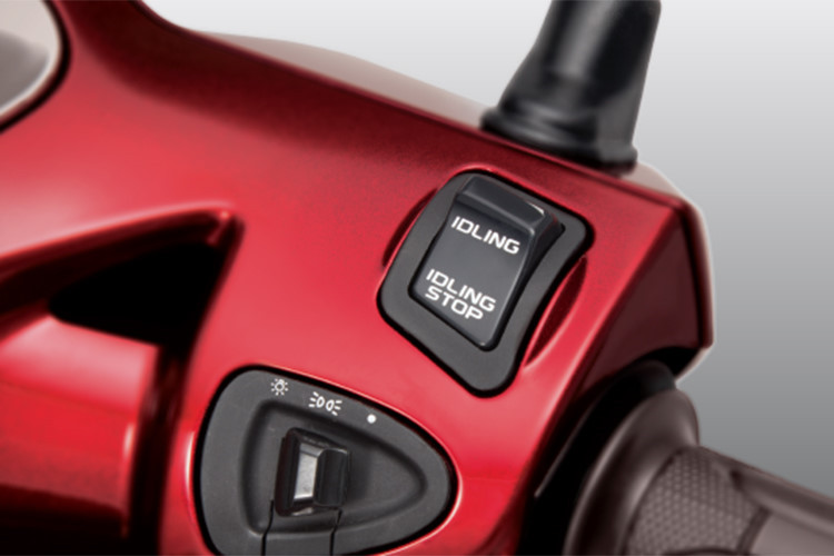 Trên phiên bản mới này, yên xe vẫn sở hữu hai tông màu độc đáo được áp dụng trên hai màu nâu và vàng của phiên bản Thời trang. Việc phối màu cho yên xe tạo nên vẻ sang trọng, cao cấp, đồng thời là nét nhấn nhá thú vị nhưng vẫn hài hòa trong tổng thể thiết kế thời trang của mẫu xe.