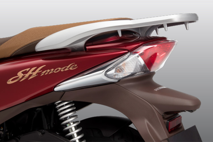 Thiết kế đuôi xe thời trang với cụm đèn sau thon gọn, cho khả năng hiển thị cao cùng lớp trang trí mạ crôm cao cấp mang đến vẻ sang trọng cho chiếc xe khi nhìn từ phía sau. Phiên bản mới tiếp tục duy trì những tiện ích vượt trội với chân chống điện tử, sàn để chân rộng và phẳng...