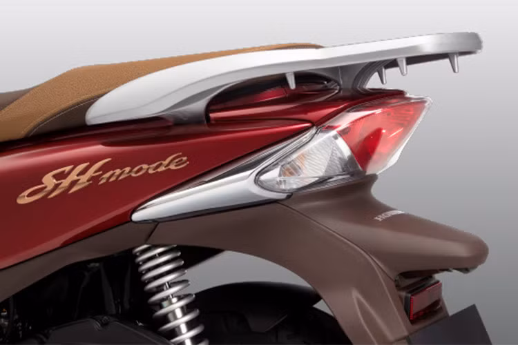 Thiết kế đuôi xe thời trang với cụm đèn sau thon gọn, cho khả năng hiển thị cao cùng lớp trang trí mạ crôm cao cấp mang đến vẻ sang trọng cho chiếc xe khi nhìn từ phía sau. Phiên bản mới tiếp tục duy trì những tiện ích vượt trội với chân chống điện tử, sàn để chân rộng và phẳng...