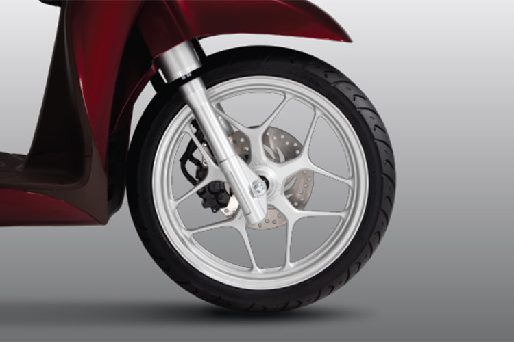 Khi vượt qua tình huống nguy hiểm, hệ thống ABS sẽ tái áp dụng lực phanh lớn nhất để xe dừng lại nhanh hoặc cho tới khi phát hiện mối nguy khóa bánh mới. Với vai trò lớn khi di chuyển, đặc biệt cho phái nữ trong những trường hợp khẩn cấp, ABS được tin tưởng sẽ là tiện ích đem lại sự hài lòng cao, nâng tầm trải nghiệm lái cho người dùng.