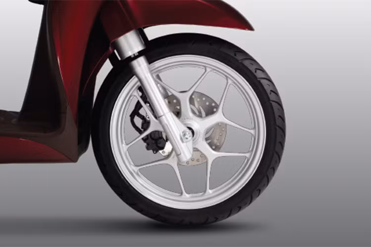 Khi vượt qua tình huống nguy hiểm, hệ thống ABS sẽ tái áp dụng lực phanh lớn nhất để xe dừng lại nhanh hoặc cho tới khi phát hiện mối nguy khóa bánh mới. Với vai trò lớn khi di chuyển, đặc biệt cho phái nữ trong những trường hợp khẩn cấp, ABS được tin tưởng sẽ là tiện ích đem lại sự hài lòng cao, nâng tầm trải nghiệm lái cho người dùng.