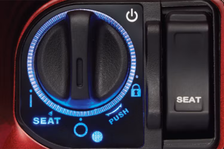 Thân xe được kết hợp từ những đường cong ấn tượng cùng logo SH mode với những đường nét tinh xảo tạo nên vẻ đẹp sang trọng, tinh tế trong mọi góc nhìn. Yên xe dài và rộng mang lại tư thế ngồi thoải mái cho cả người lái và người ngồi sau. Hộc đựng đồ của xe rộng tới 18 lít, bên cạnh đó dung tích bình xăng 5,5 lít cùng nhiều tiện ích.