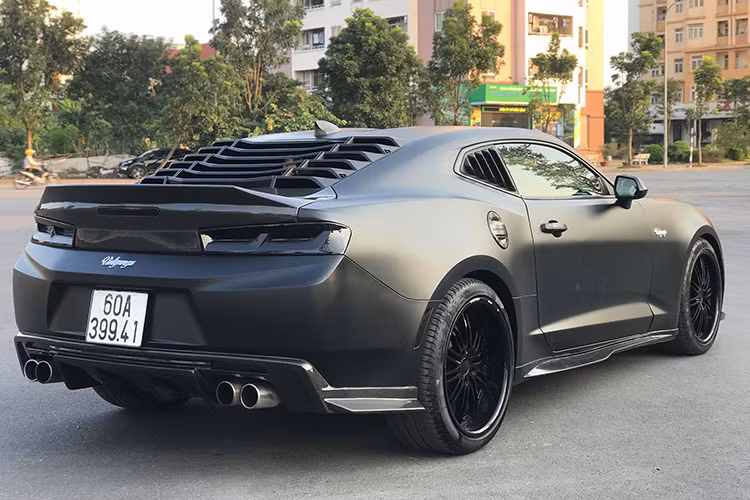 Bản Chevrolet Camaro độ ZL1 này không can thiệp sâu vào động cơ, vẫn là loại Turbo 4 xy-lanh, 2.0L, cho công suất 275 mã lực và mô-men xoắn 400 Nm. Kết hợp với hộp số tự động 6 cấp và hệ dẫn động cầu sau, xe đáp ứng khả năng tăng tốc từ 0-96 km/h trong 5,4 giây.