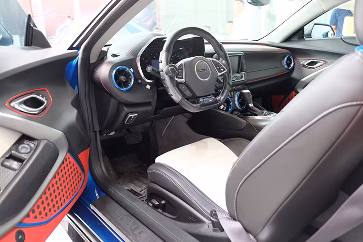 Bên trong khoang lái, chiếc Chevrolet Camaro đời 2017 này có "nội y" màu đen cùng những chi tiết mạ bạc hay các đường chỉ khâu trắng ở ghế ngồi và vô-lăng 3 chấu đáy vát phẳng tích hợp nhiều nút bấm, phanh tay diện tử cũng được tích hợp trên mẫu xe mới này.