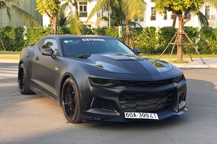 Theo chủ nhân của chiếc xe, khi về nguyên bản tại Việt Nam giá xe Chevrolet Camaro 2017 này khoảng 2,3 tỷ đồng (chủ nhân cũ tại Biên Hoà - Đồng Nai) sau khi ra biển. Thêm gói bodytkit cùng một số chi tiết "hàng thử" độ lên, nó sẽ có mức giá tổng thể khoảng hơn 2,7 tỷ đồng.