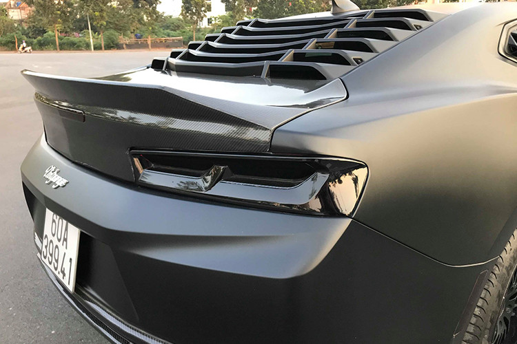 Đuôi xe được trang bị cản sau làm bằng sợi carbon, cùng các cánh khuếch tán gió, bổ sung thêm hệ thống ống xả Racing Exhaust System và cánh gió nhỏ gắn trên nóc xe cũng được làm mới bằng sợi carbon.